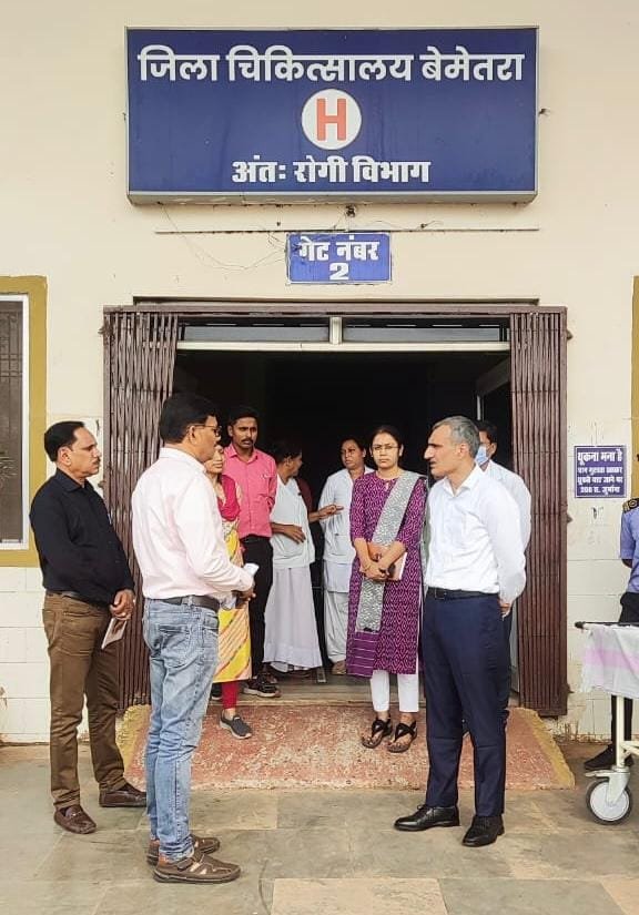 दीपावली पर स्वास्थ्य सेवाओं की तैयारियों का जायजा लेने पहुंचे कलेक्टर