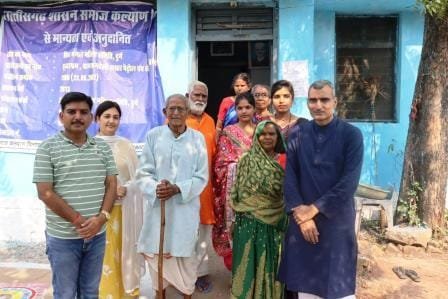 दीपावली पर वृद्धजनों के संग खुशियाँ बाँटने पहुंचे कलेक्टर व पुलिस अधीक्षक